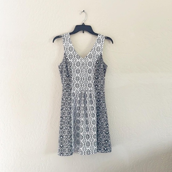 Rewind Dresses & Skirts - 🌿Final Sale 
Rewind Black And White Keyhole‎ Open Back Dress